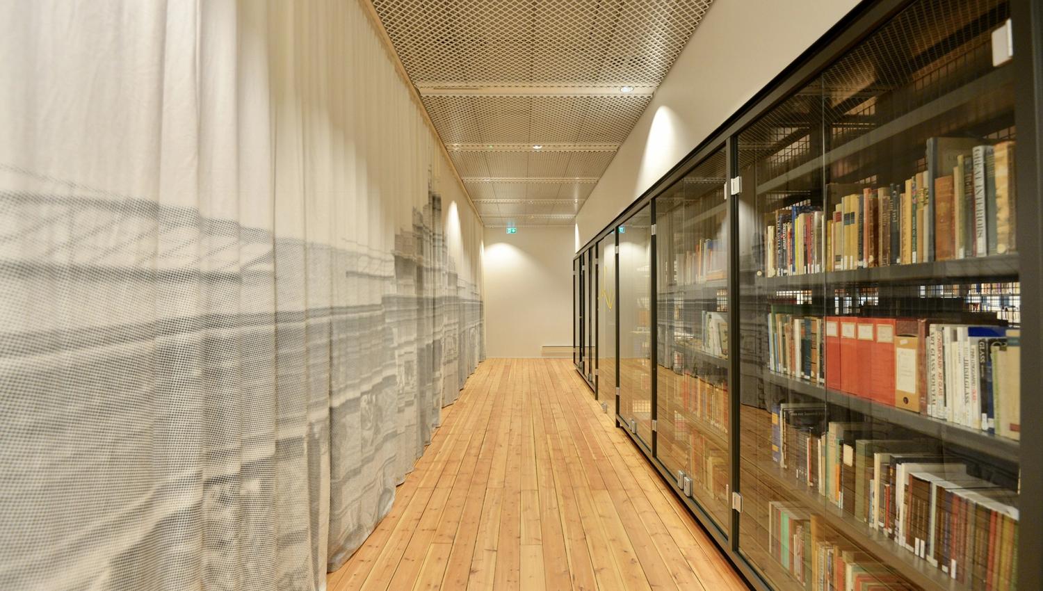 Stor garderobe langs hele veggen i Biblioteket. Foto - 3RW
