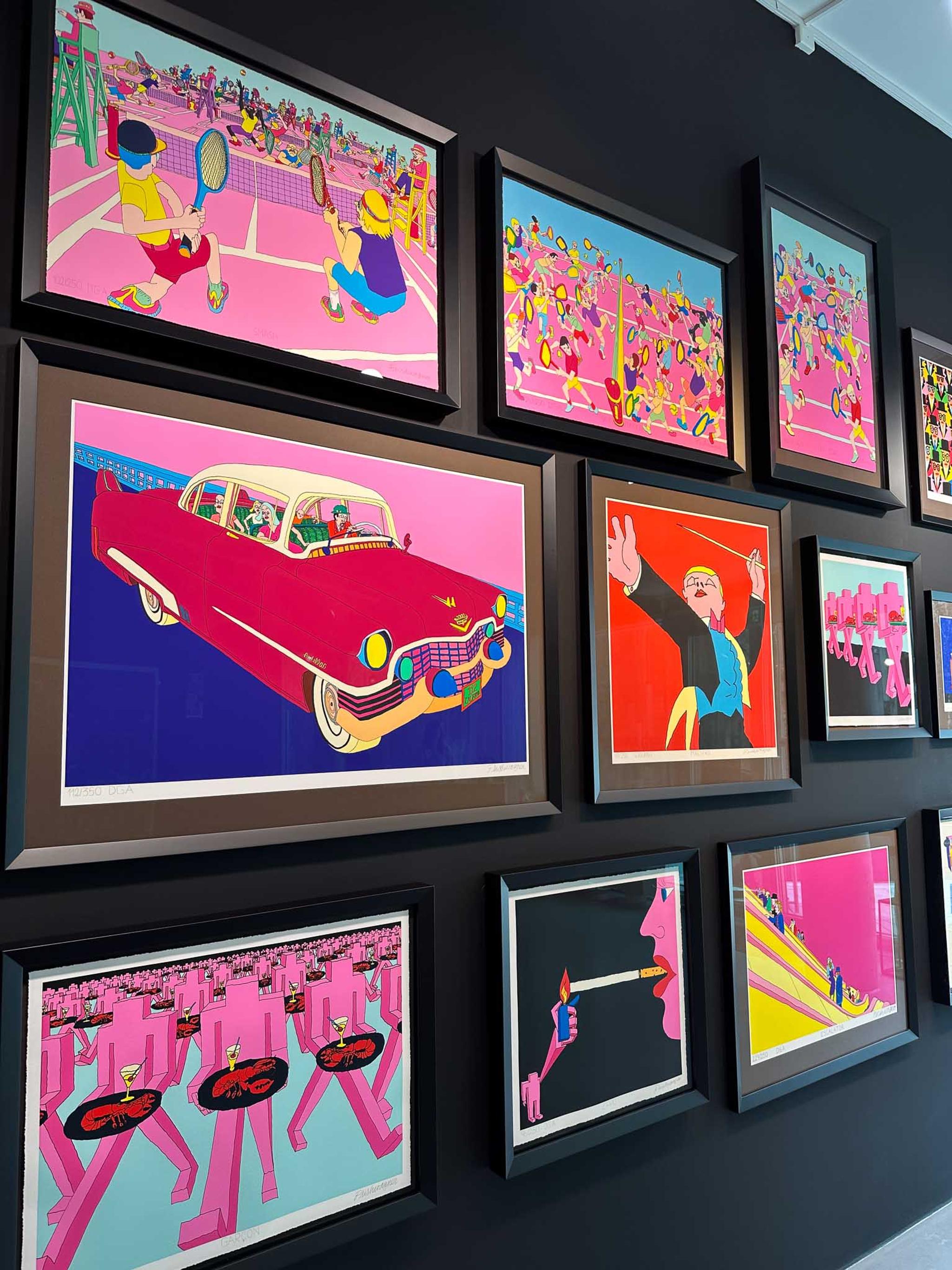 Diverse utstilte bilder på en vegg