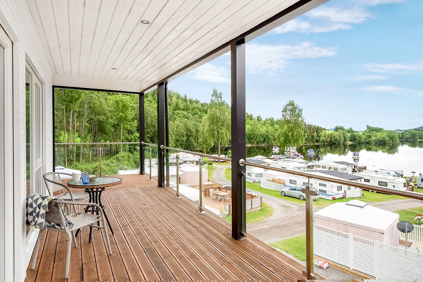 Utsikt fra terrassen til en av leilighetene på Sløvika camping