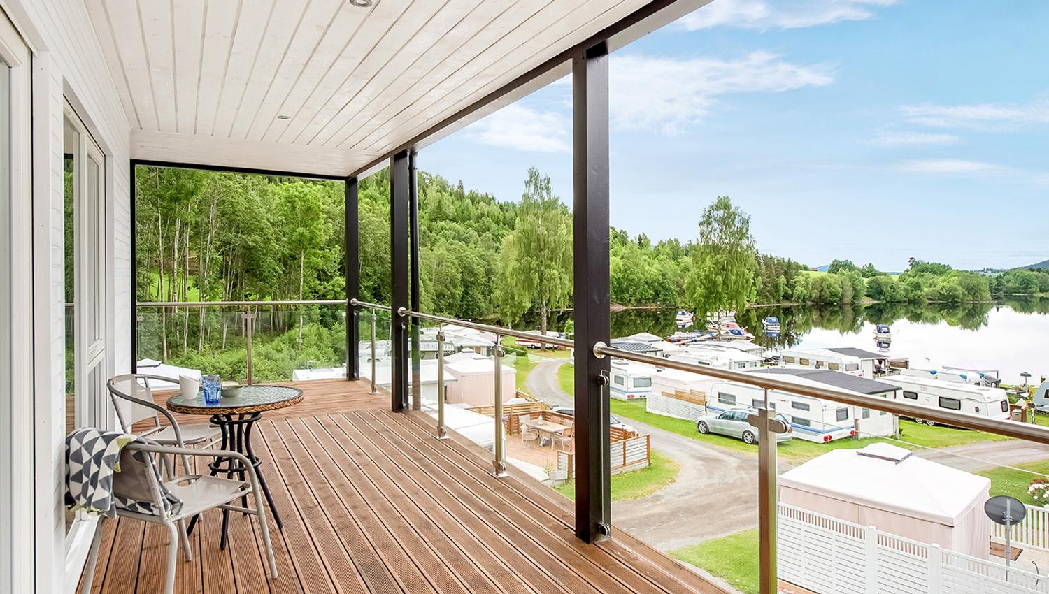 Utsikt fra terrassen til en av leilighetene på Sløvika camping