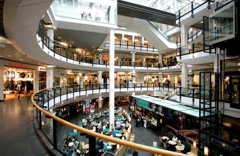 oslo City fra innsiden: trapper, butikker og serveringssteder, mennesker og heis