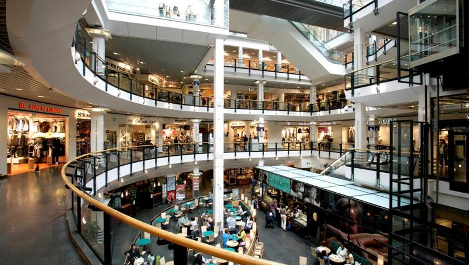 oslo City fra innsiden: trapper, butikker og serveringssteder, mennesker og heis