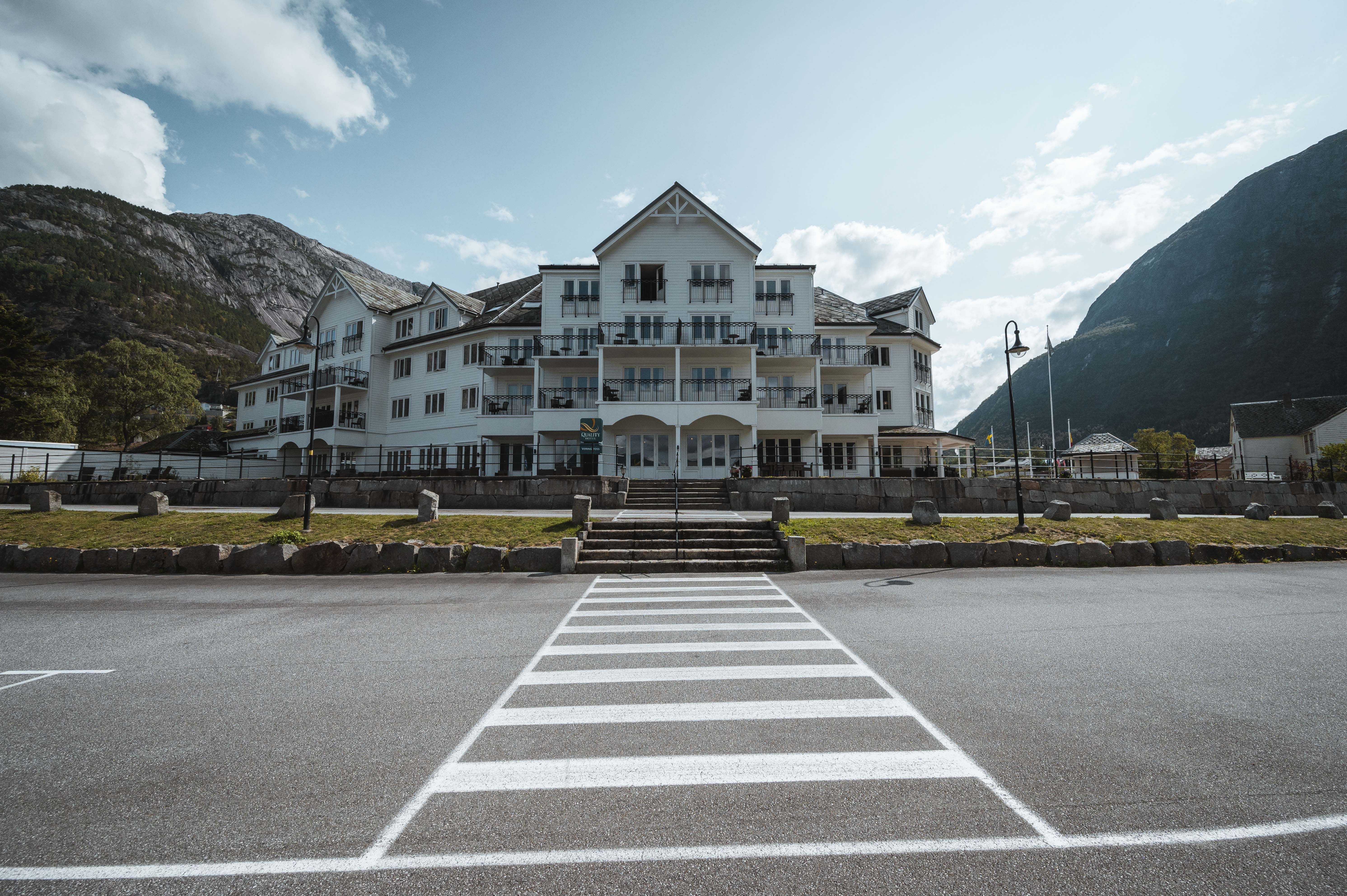 Vøringfoss Hotel sett fra havneområdet en solrik dag.