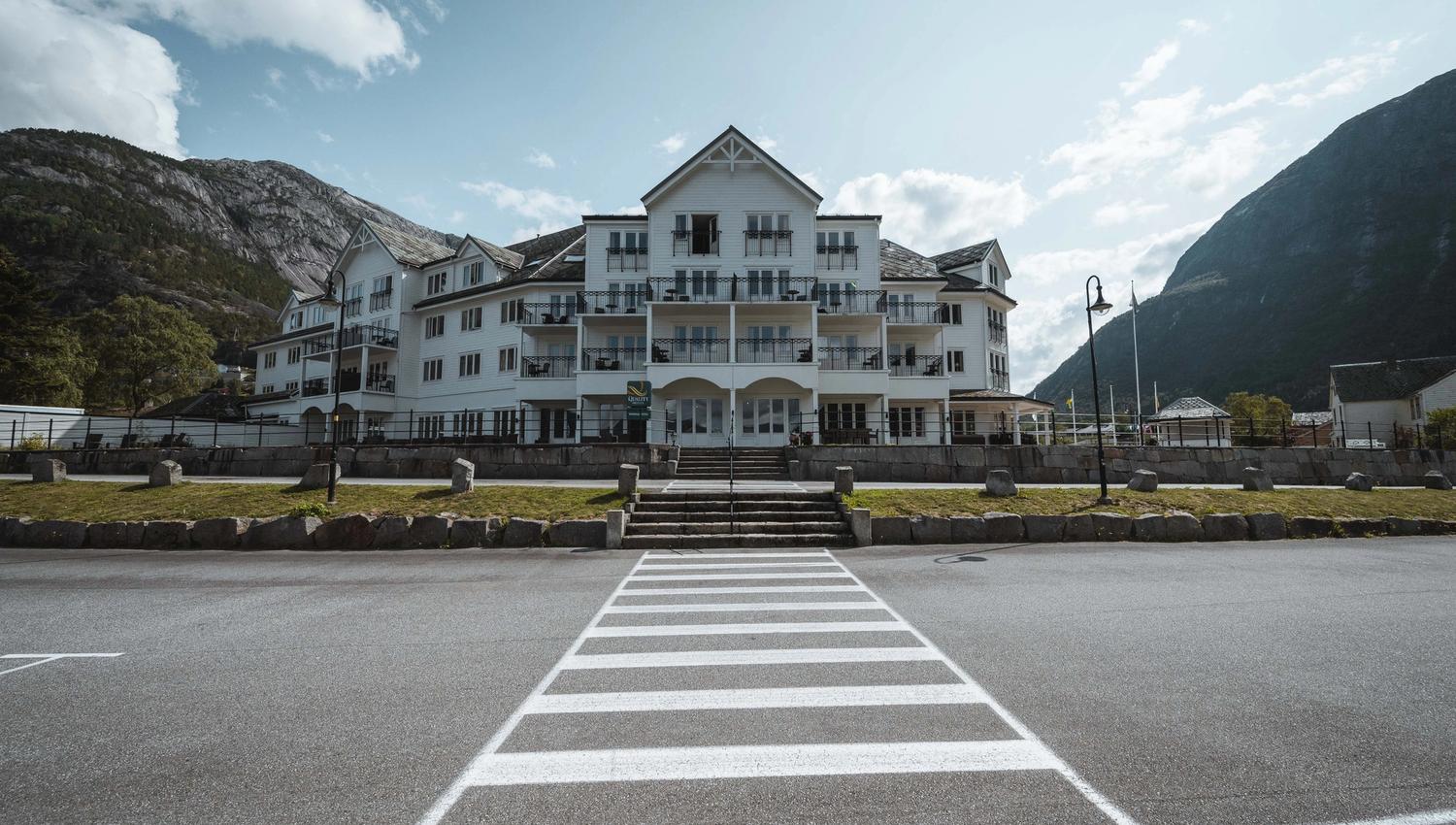 Vøringfoss Hotel sett fra havneområdet en solrik dag.