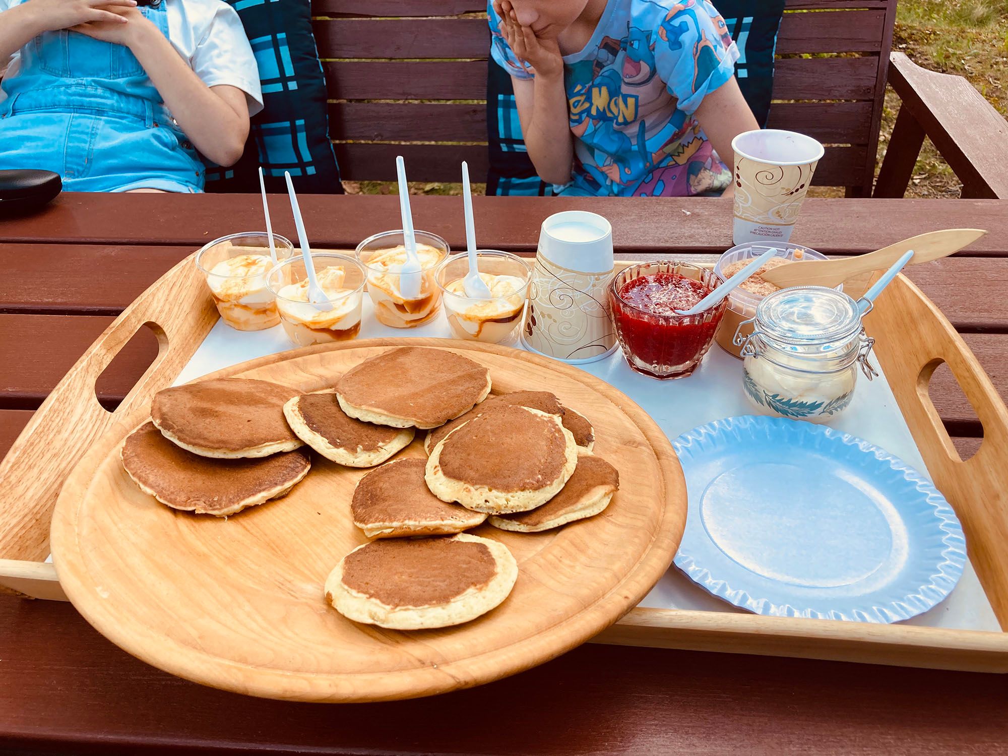 Sveler med rømme og karamellpudding