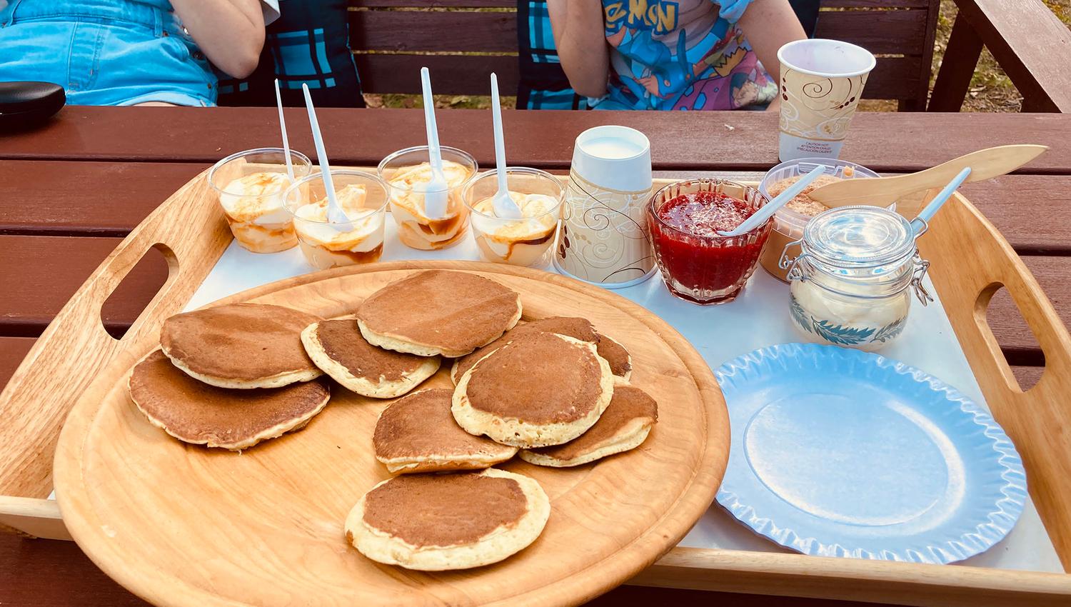 Sveler med rømme og karamellpudding