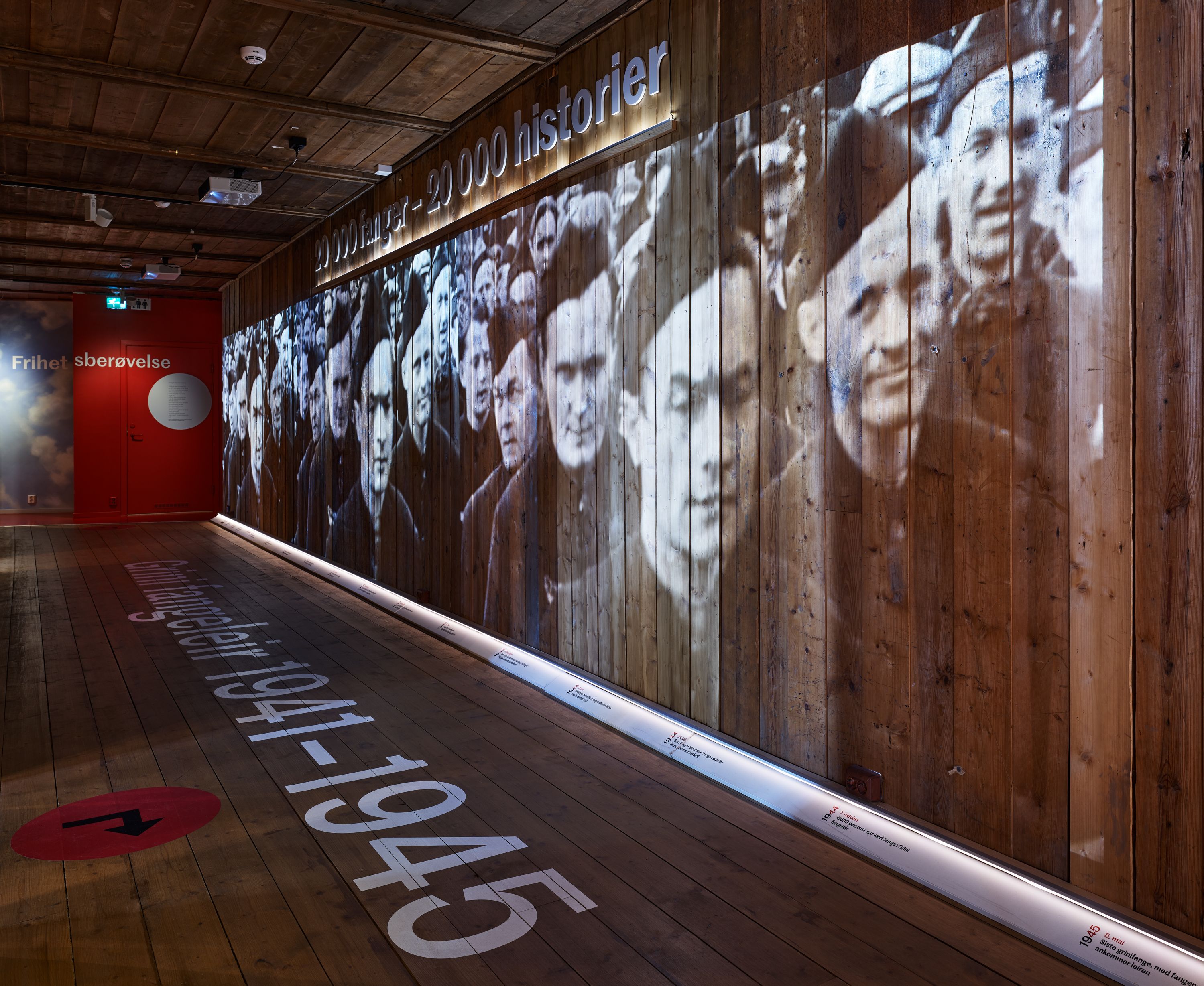 Vegg med bilde av de mange fangene på Grini fangeleir