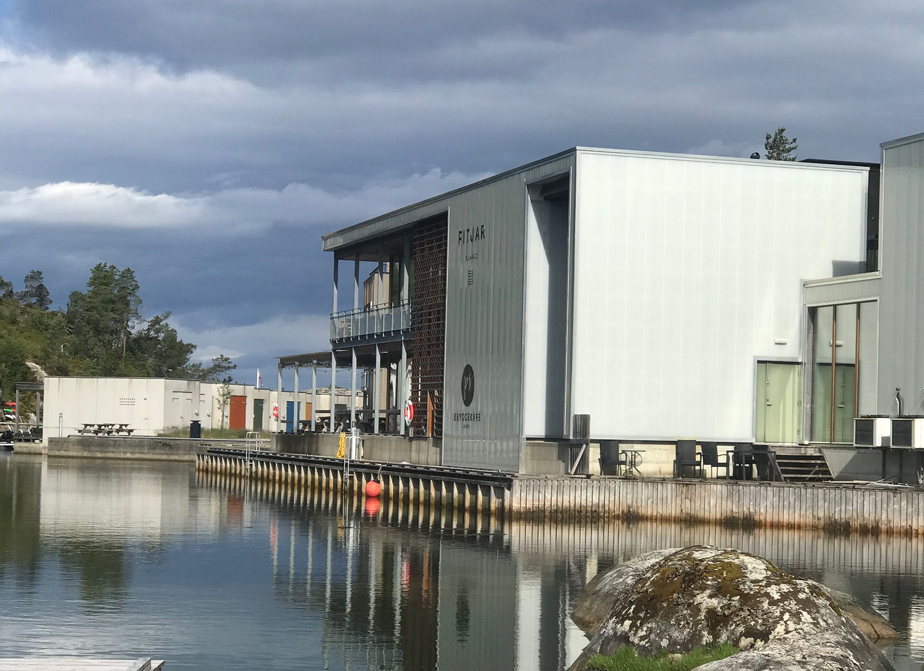 PS Bryggekafé ligg idyllisk til ved sjøen