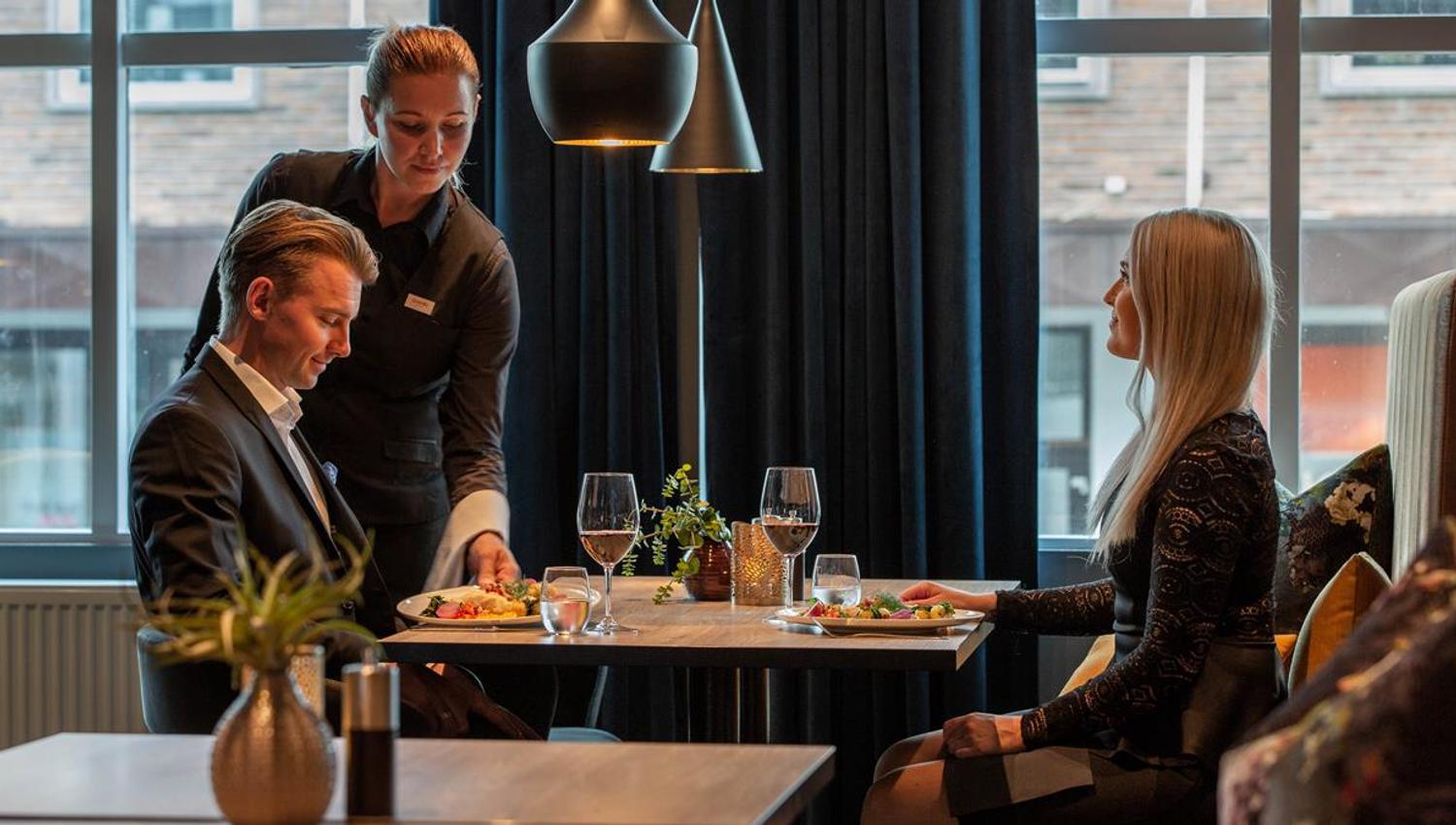 Central_ToRundeBord_servitør