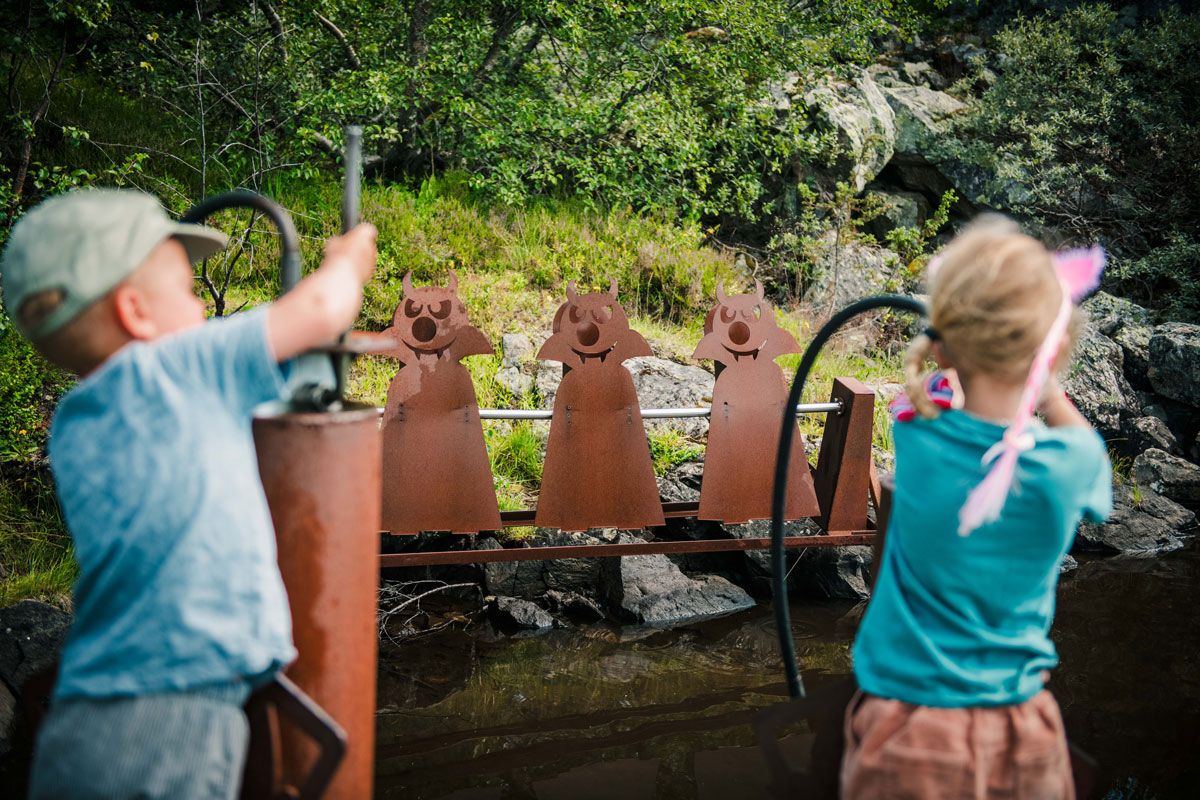 barn som leker på opplevelsessti Vasseventyret på Haukeli