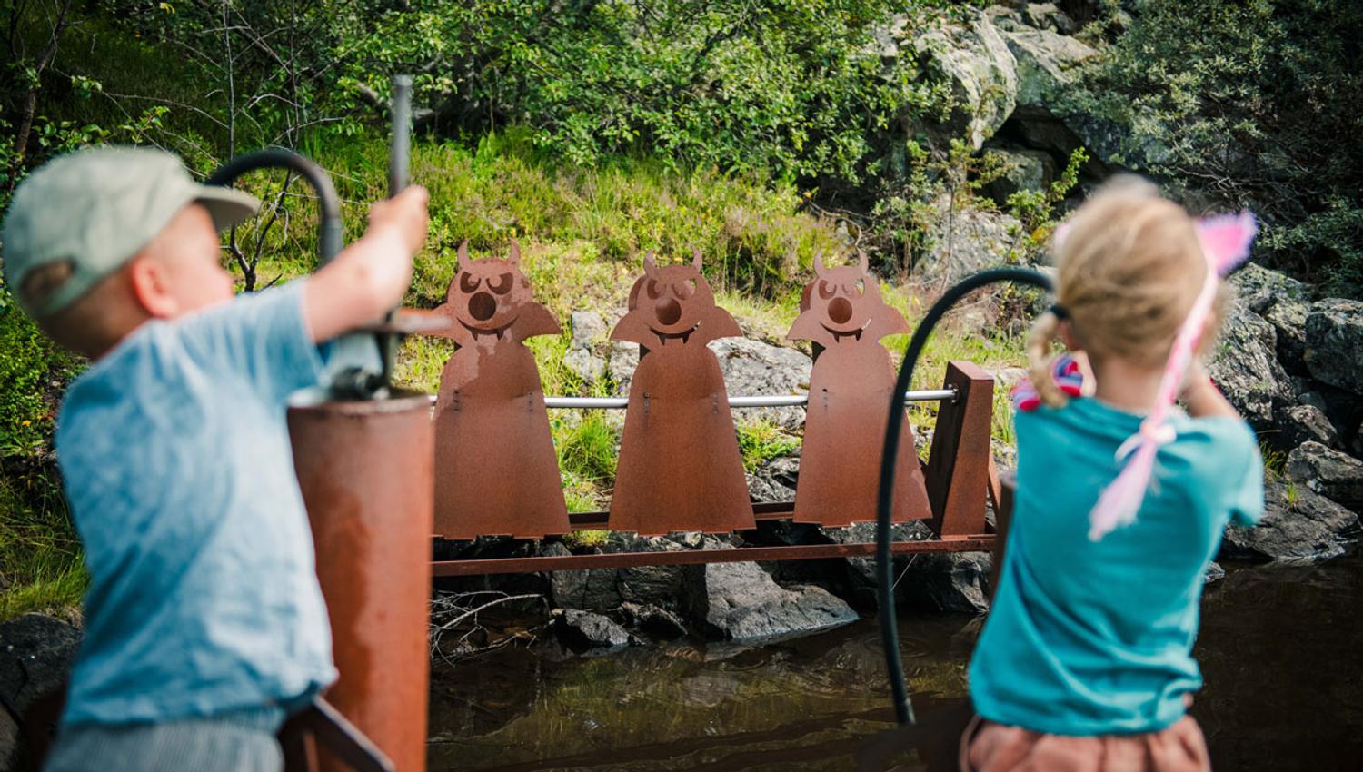 barn som leker på opplevelsessti Vasseventyret på Haukeli