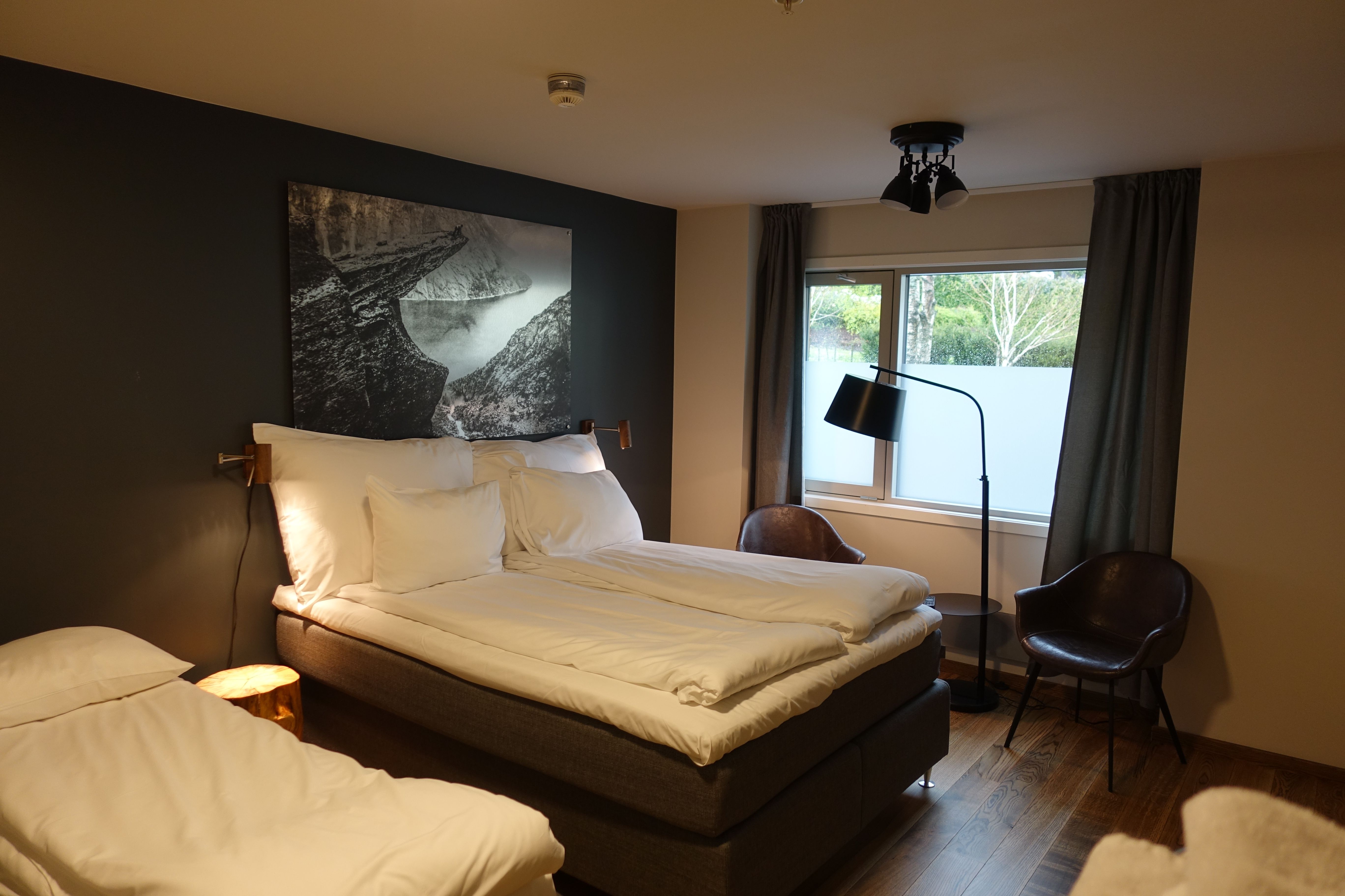 Moderne og komfortable rom på Trolltunga Hotel, perfekt for kvile etter ein fjelltur.