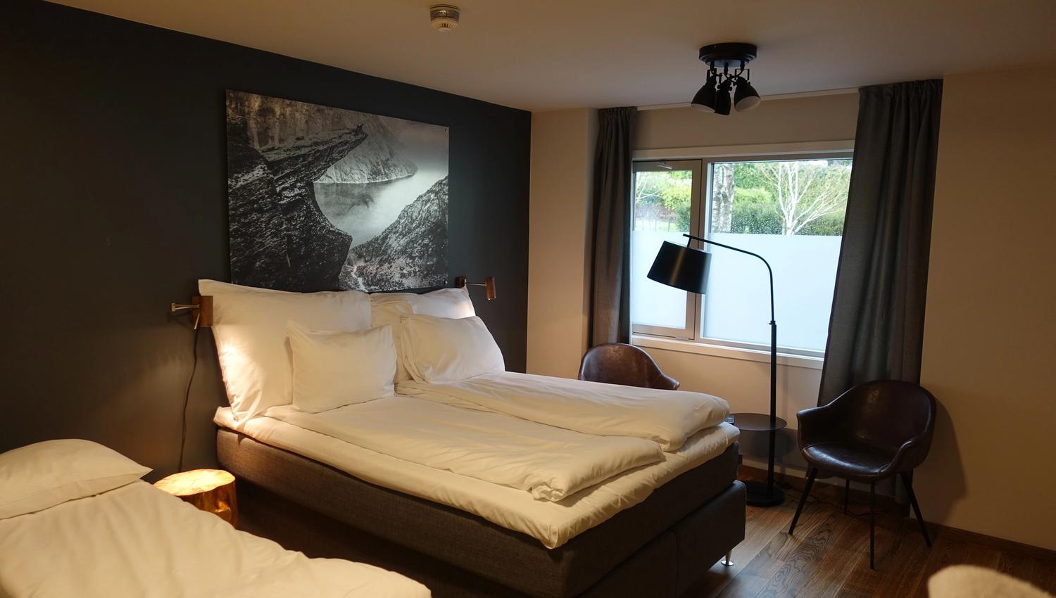 Moderne og komfortable rom på Trolltunga Hotel, perfekt for kvile etter ein fjelltur.