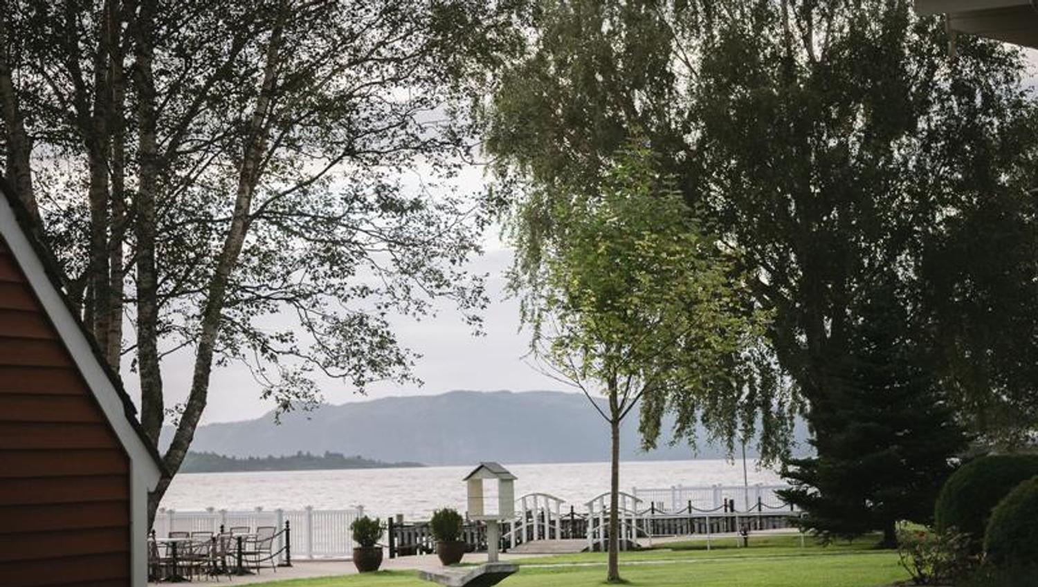 Hageområdet ved Rosendal Fjordhotel med utsikt mot hardangerfjorden og fjell