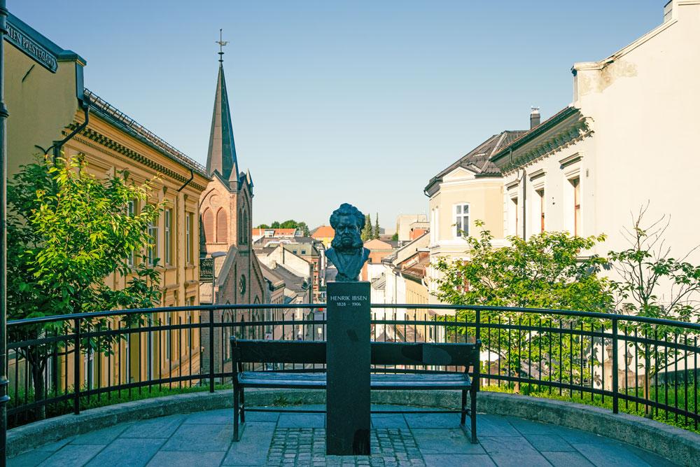 Skien_sommer_Even-Lundefaret_Ibsenstatue_1000x667