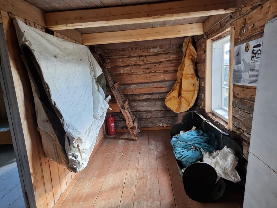Gammelstua telt og fallskjerm. Foto: Sonja Åsvold