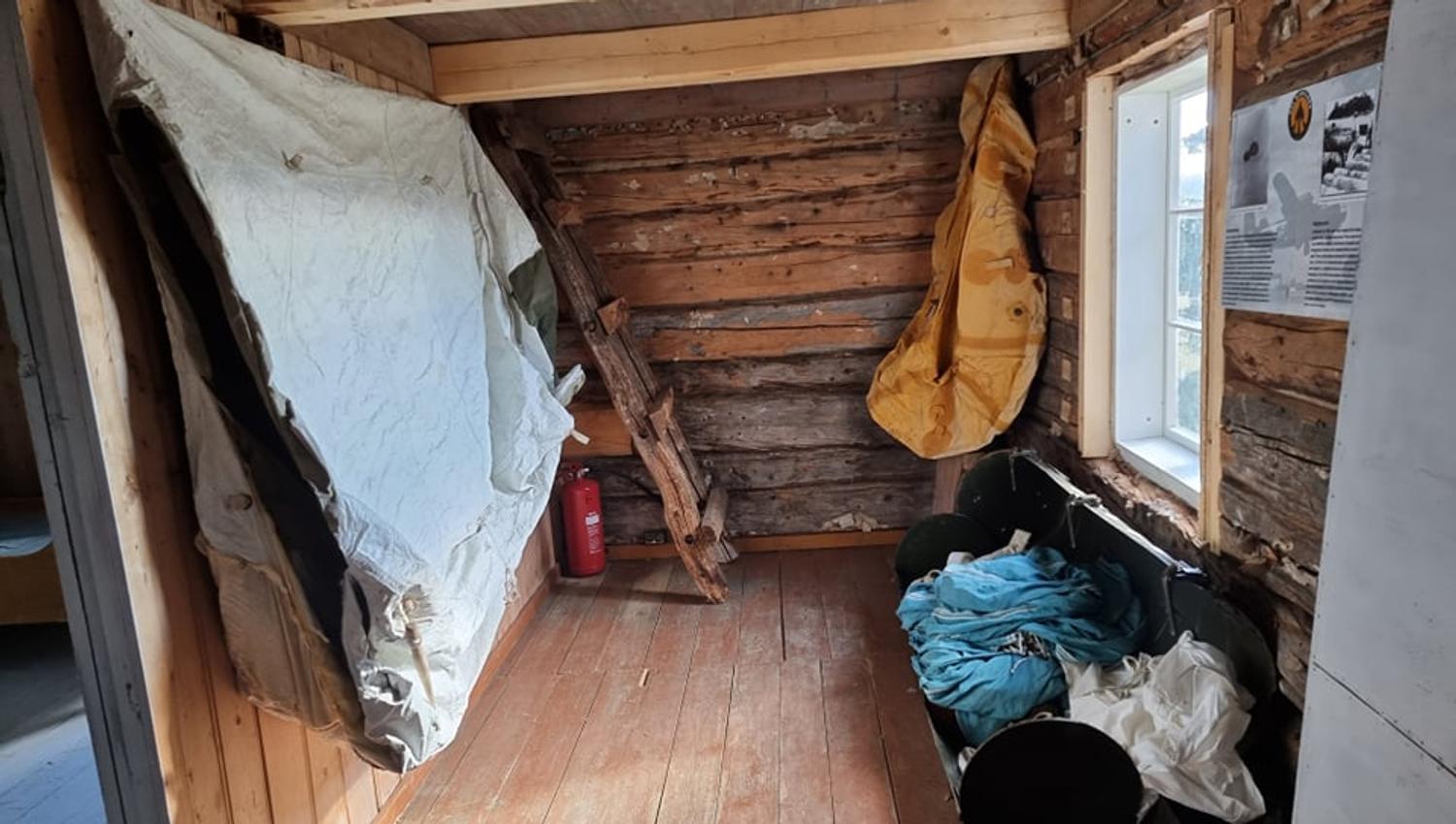 Gammelstua telt og fallskjerm. Foto: Sonja Åsvold