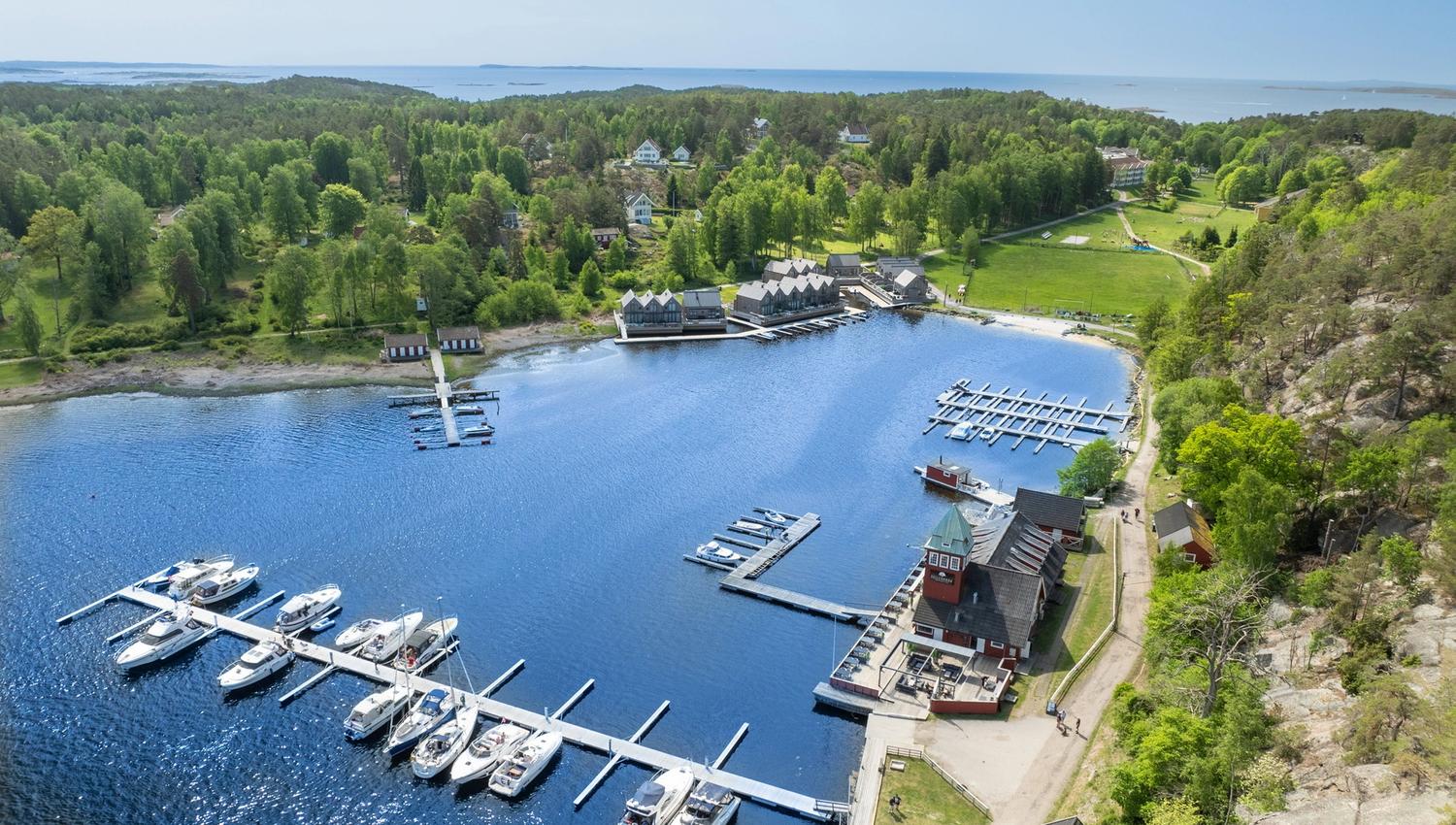 Aerial view of Hankø Seilerkro and the marina, surrounded by stunning coastal scenery.