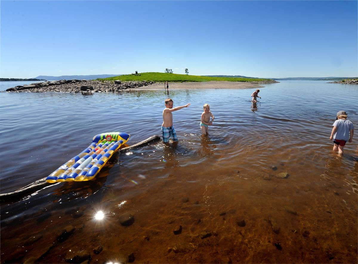 Koigen badestrand, barn leker i vannet