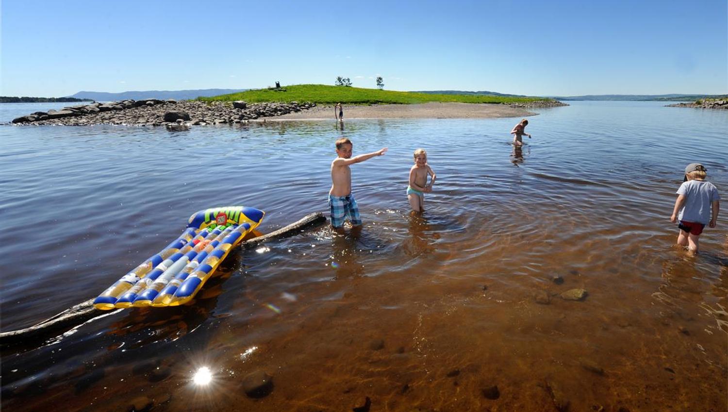 Koigen badestrand, barn leker i vannet