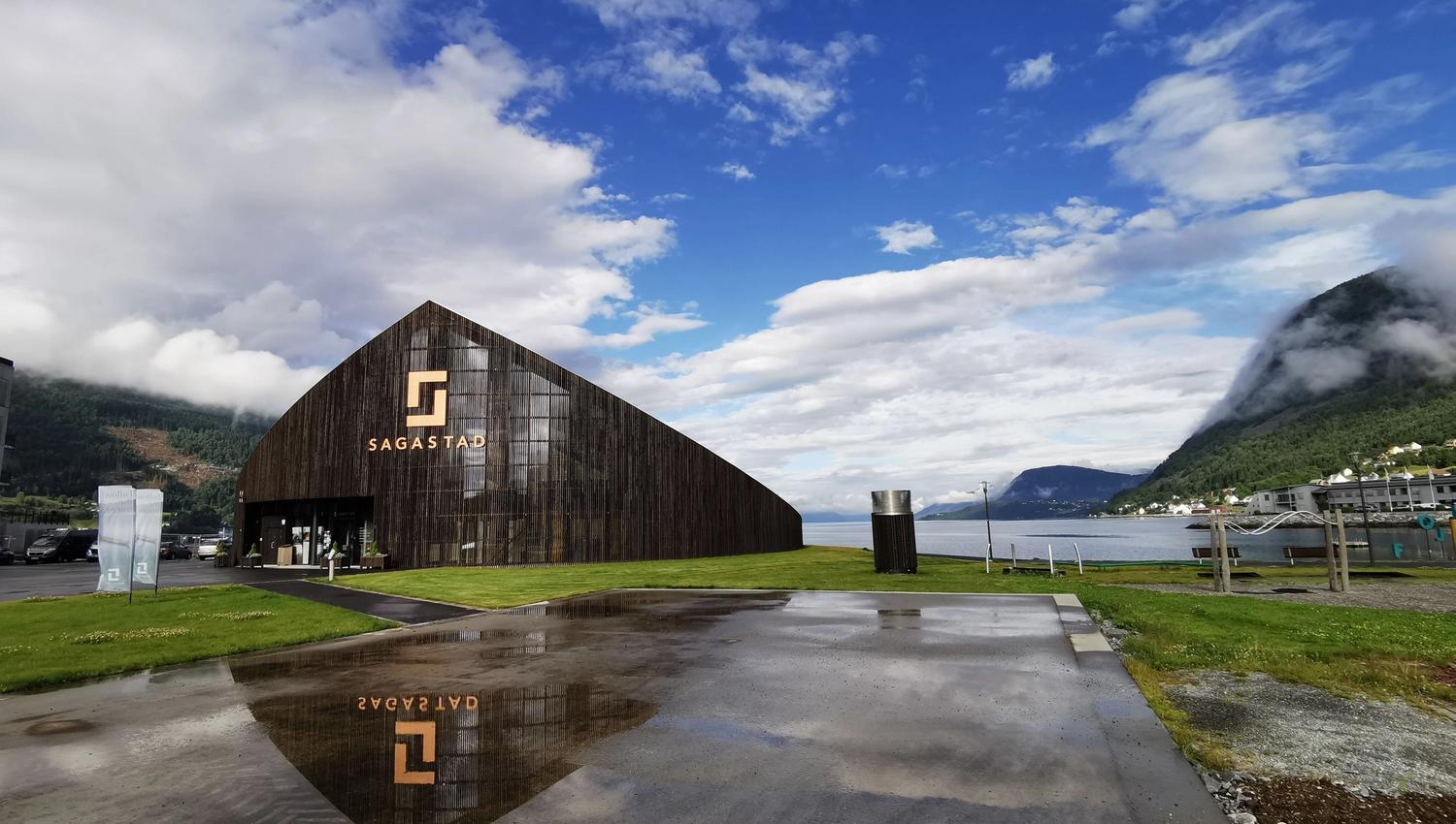 Sagastad Vikingsenter på Nordfjordeid med flott utsikt mot fjorden og omkringliggande natur.