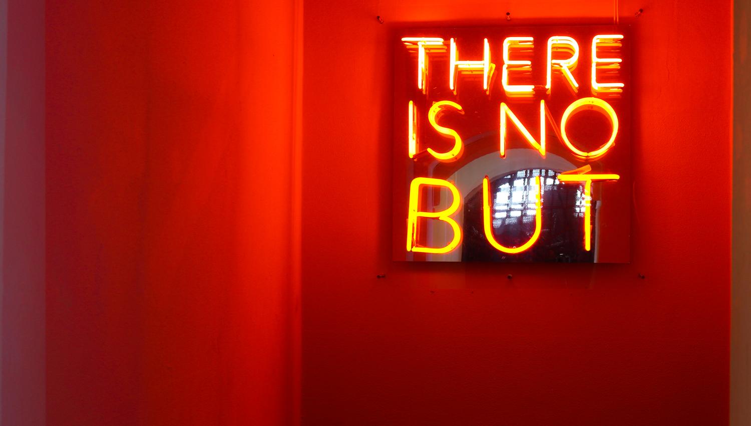 Et neonskilt hvor det står: "There is no but".
