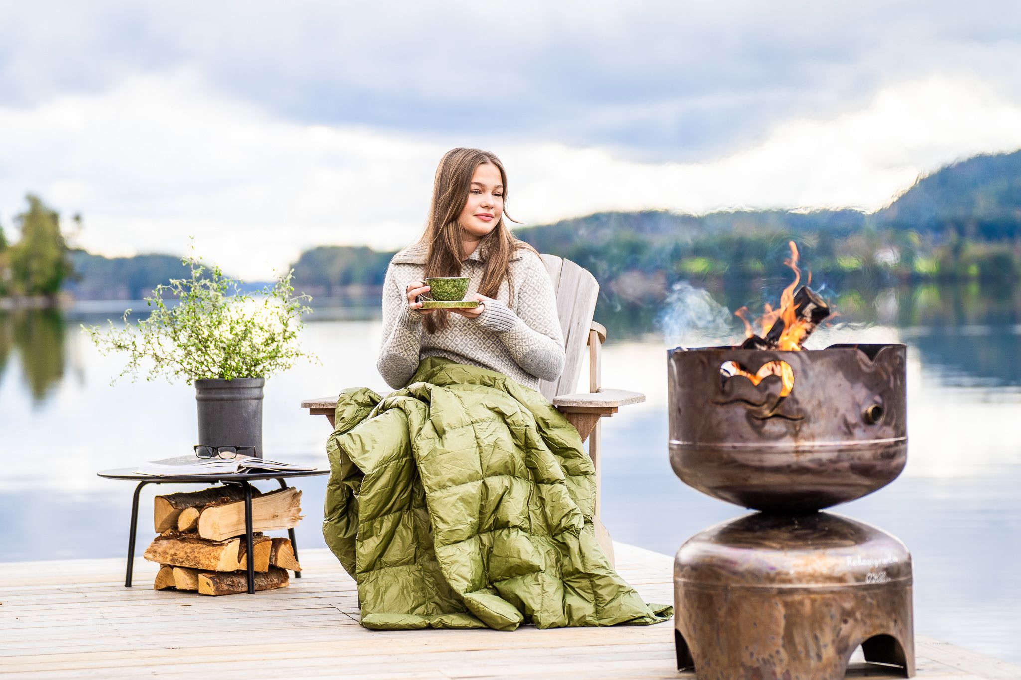 Dame drikke kaffe utendørs