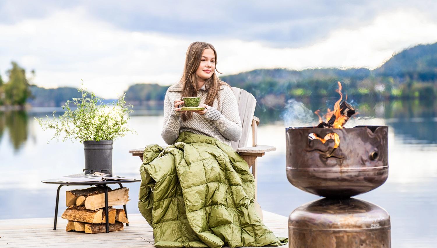 Dame drikke kaffe utendørs