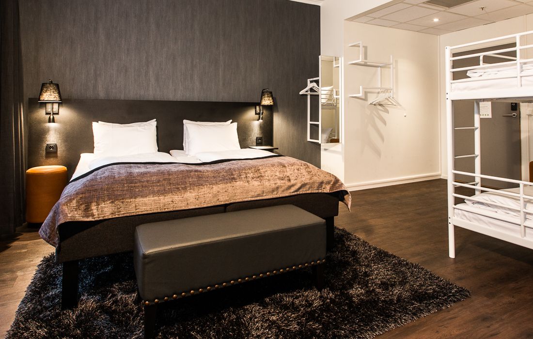 Rom med obbeltseng. Saga Hotel & Poshtel Oslo Central. Foto