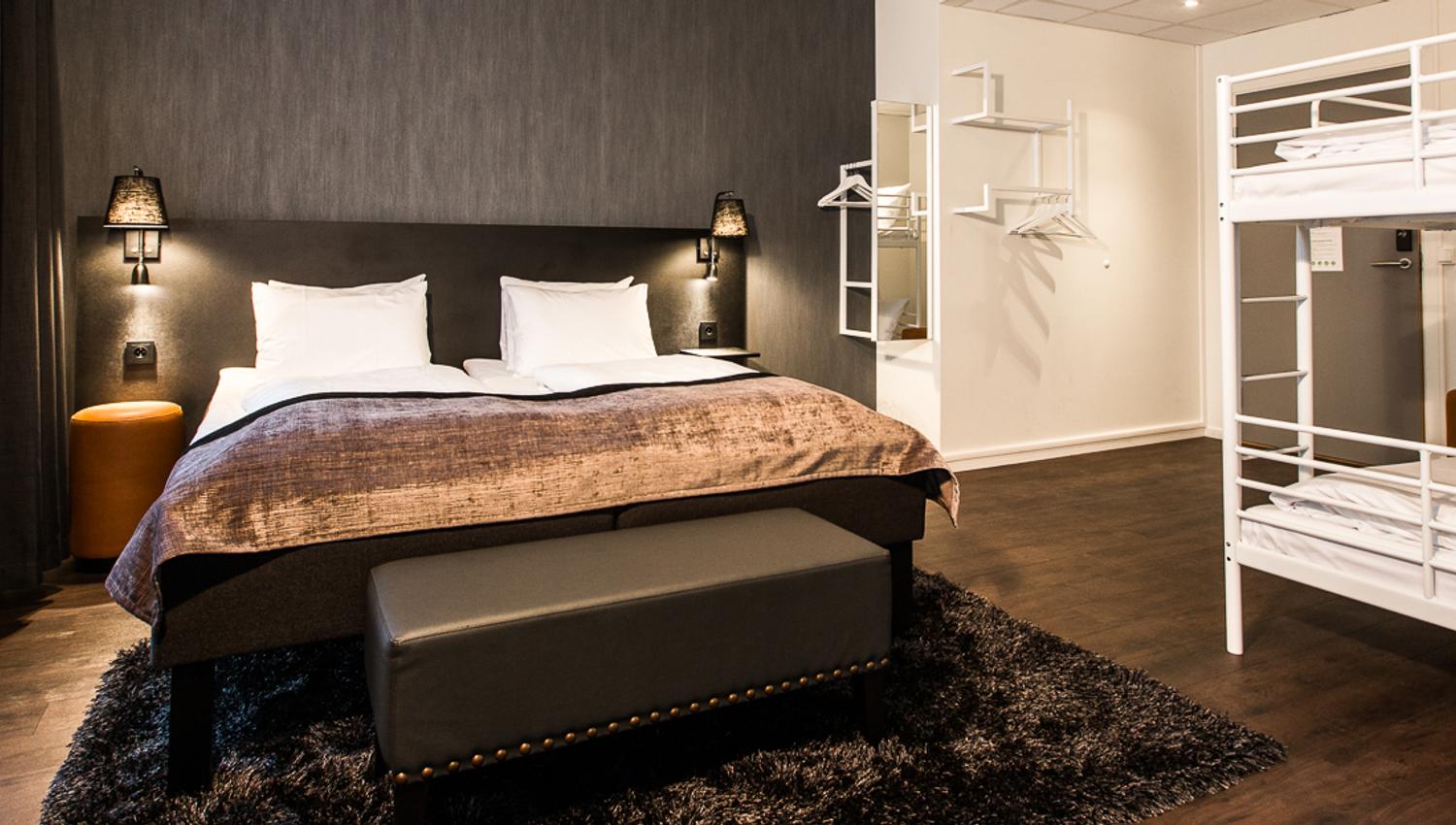 Rom med obbeltseng. Saga Hotel & Poshtel Oslo Central. Foto