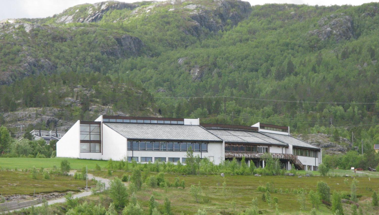 Dieses beeindruckende moderne Gebäude fügt sich harmonisch in die natürliche Umgebung ein. Umgeben von sanften Hügeln und üppigem Grün, ist es ein idealer Ort für Erholung und Abenteuer in der Natur. Genießen Sie die atemberaubende Aussicht!