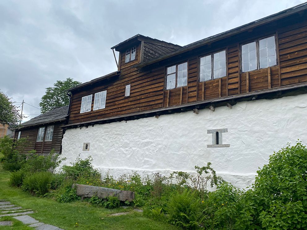 ein større bygning i Agatunet