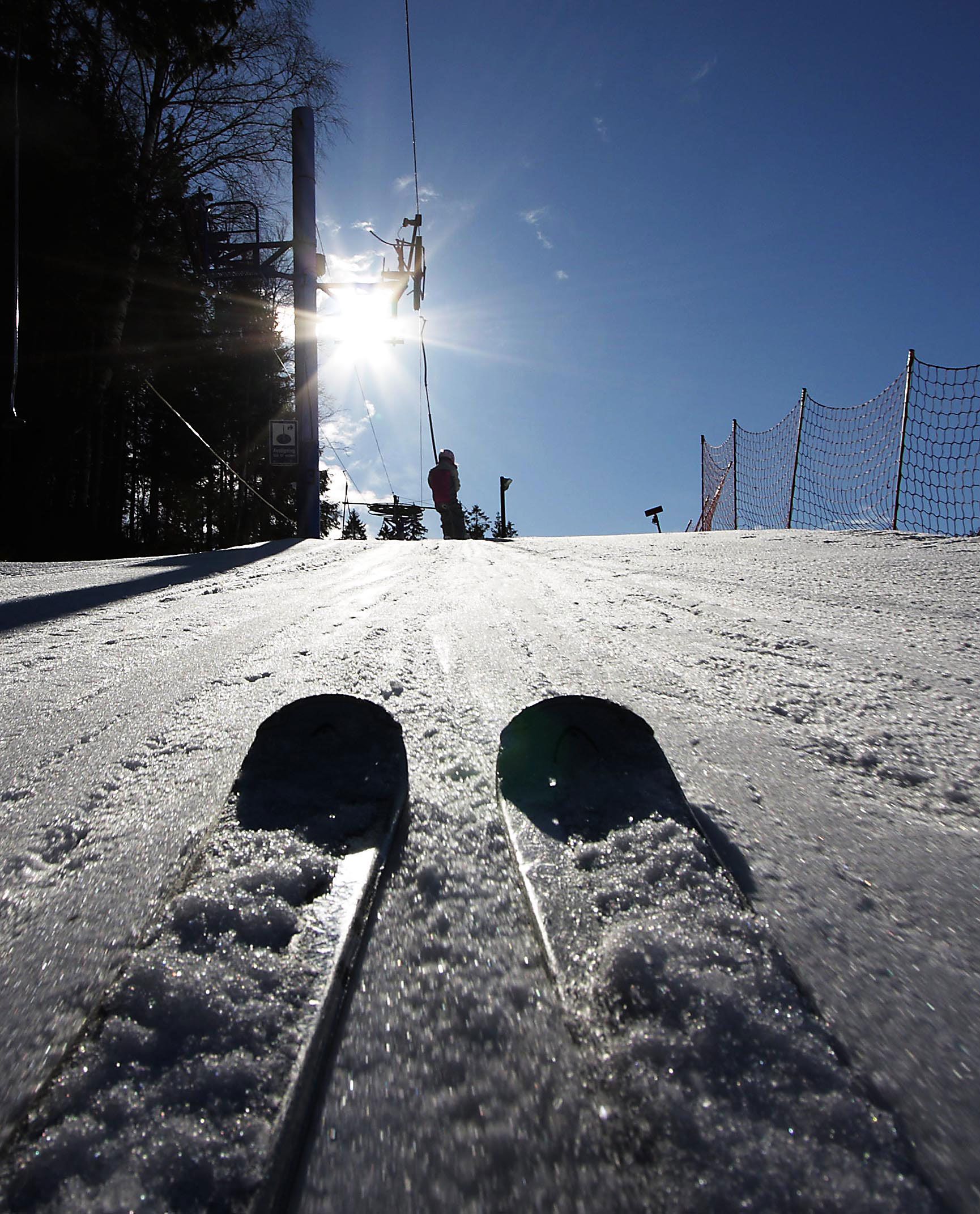 ski i skibakken, perfekte snøforhold og sol