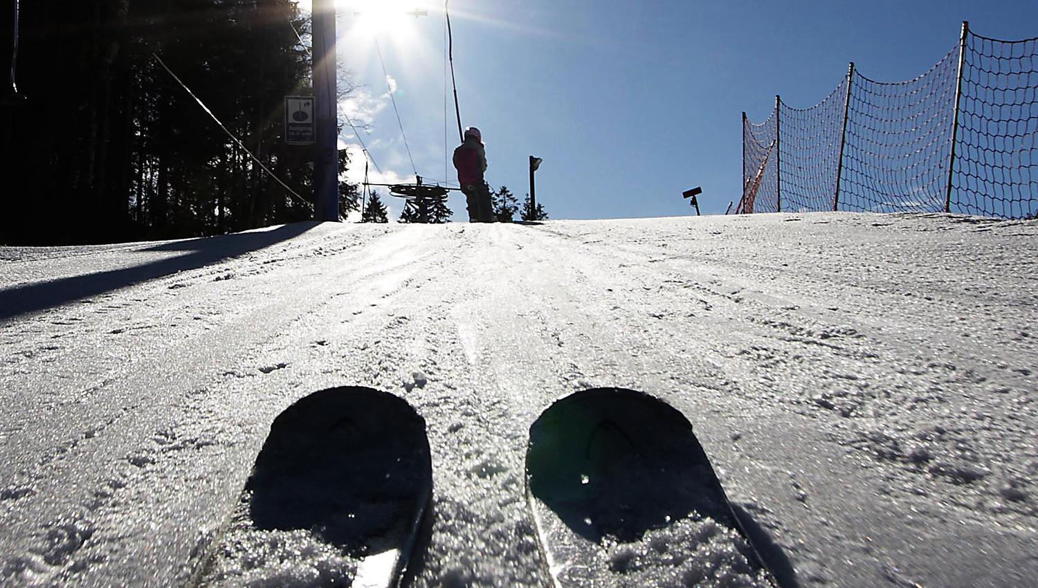 ski i skibakken, perfekte snøforhold og sol