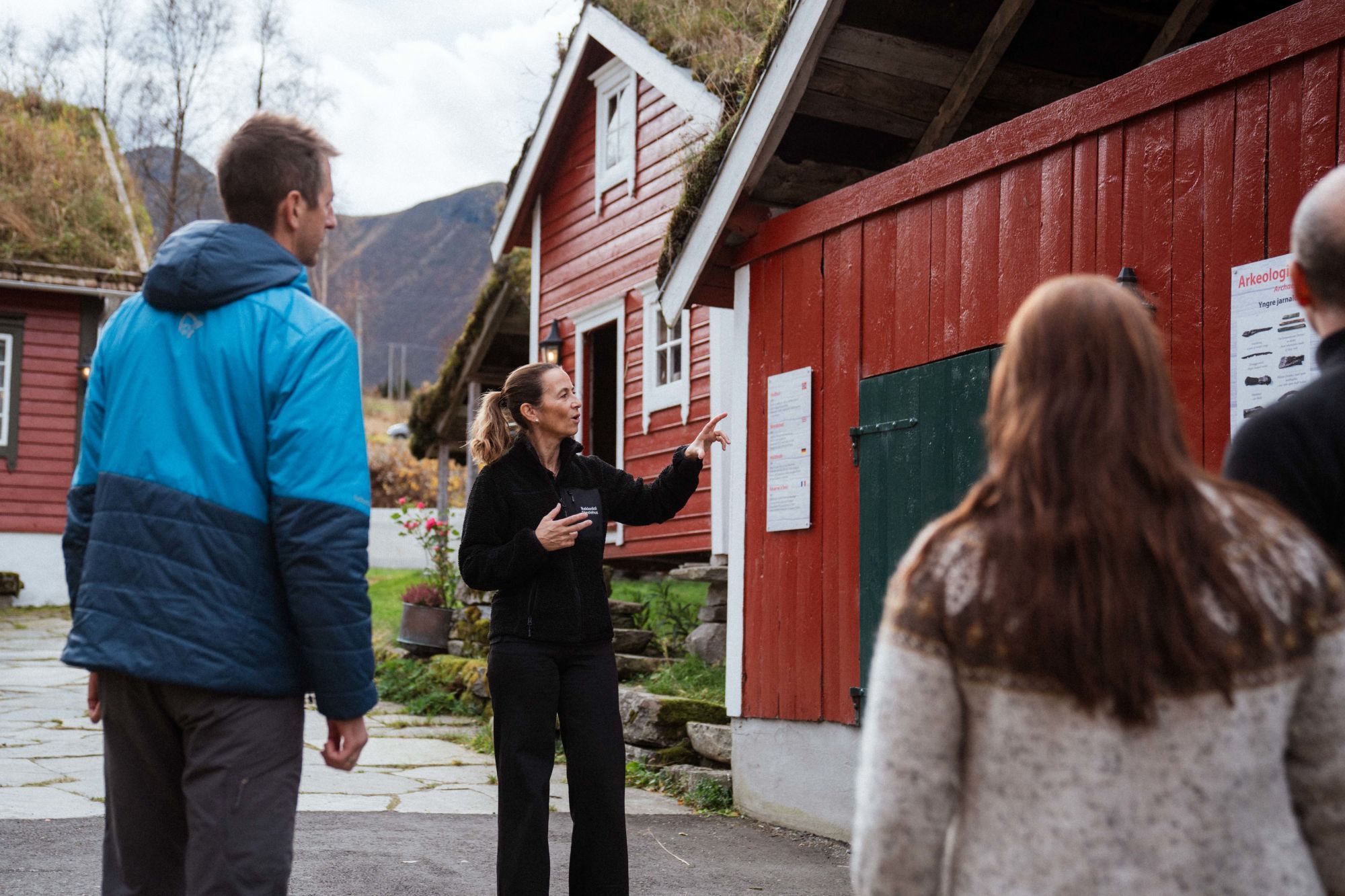 Historiefortelling av vertskapet på tunet.