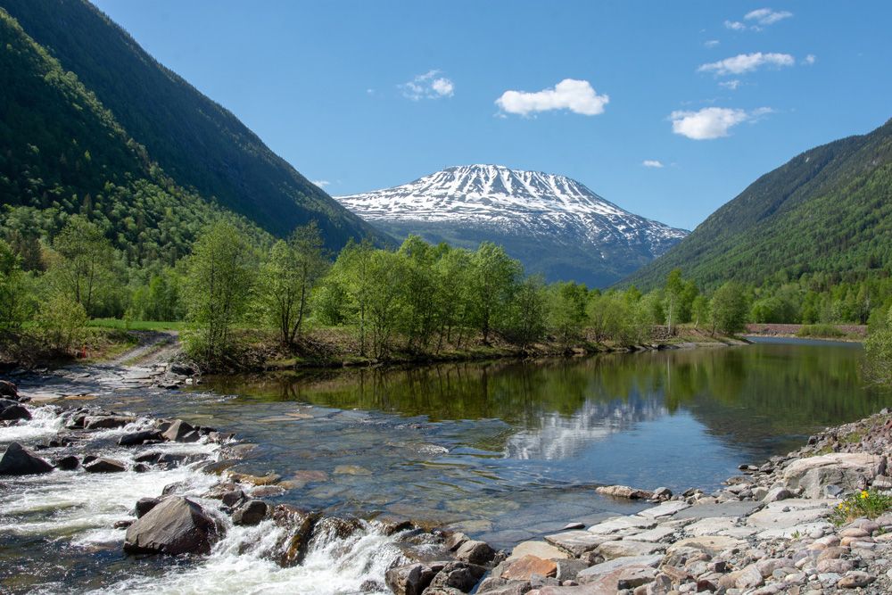 Gaustatoppen troner majestetisk over Rjukan.