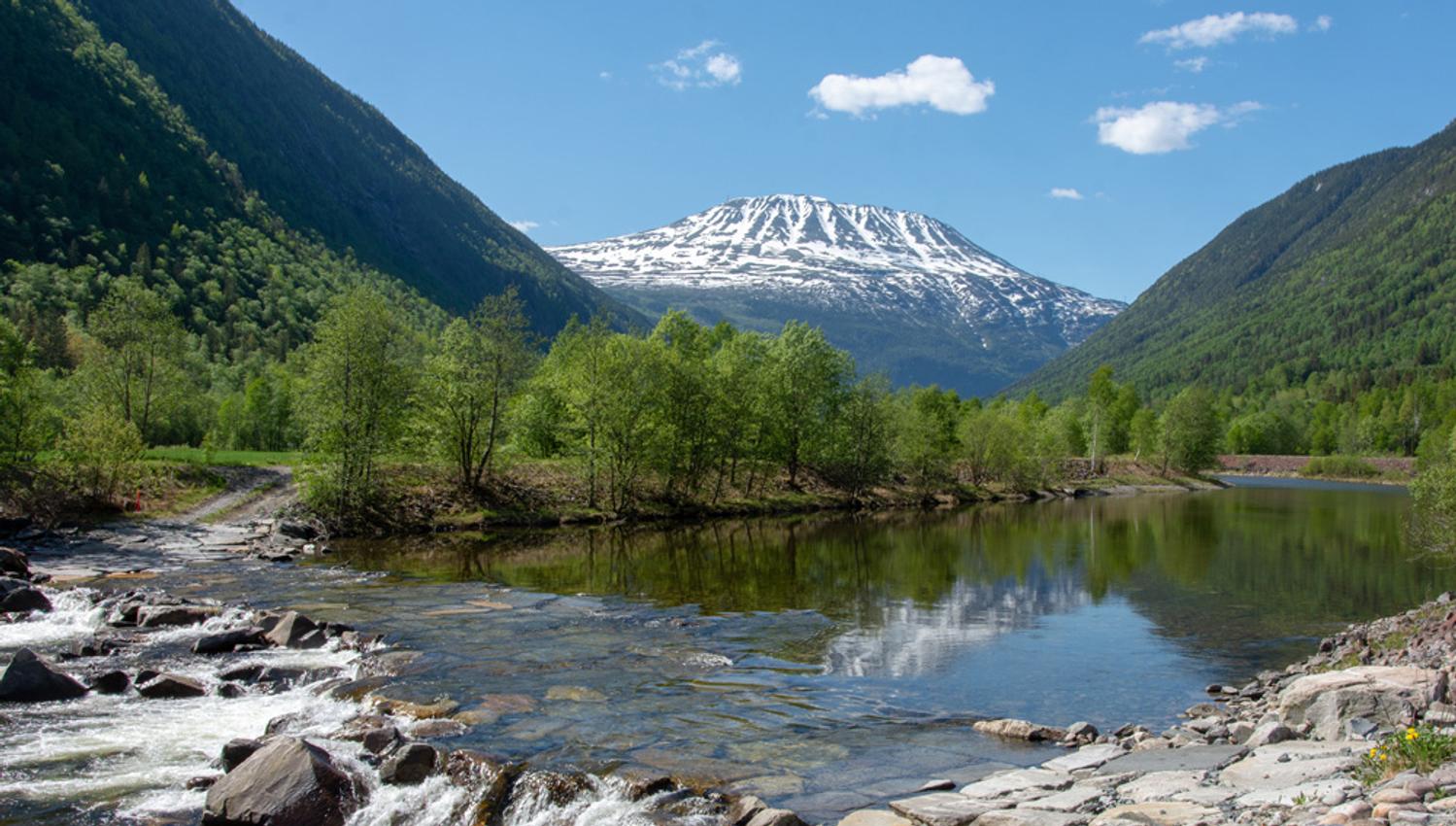 Gaustatoppen troner majestetisk over Rjukan.