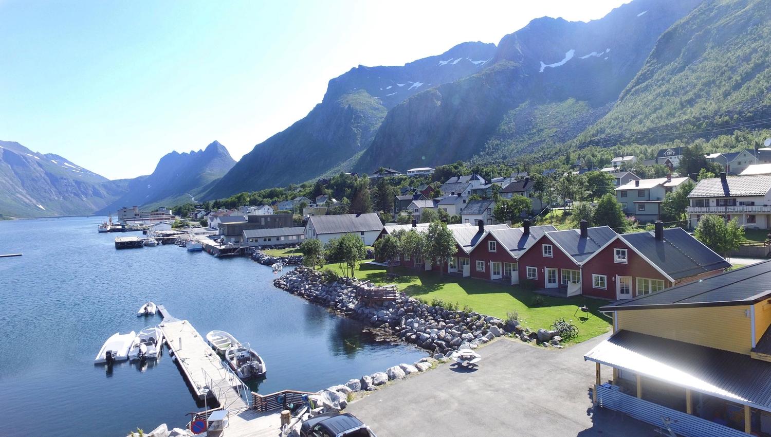 vakkert bilde av hotell ved kanten av havet