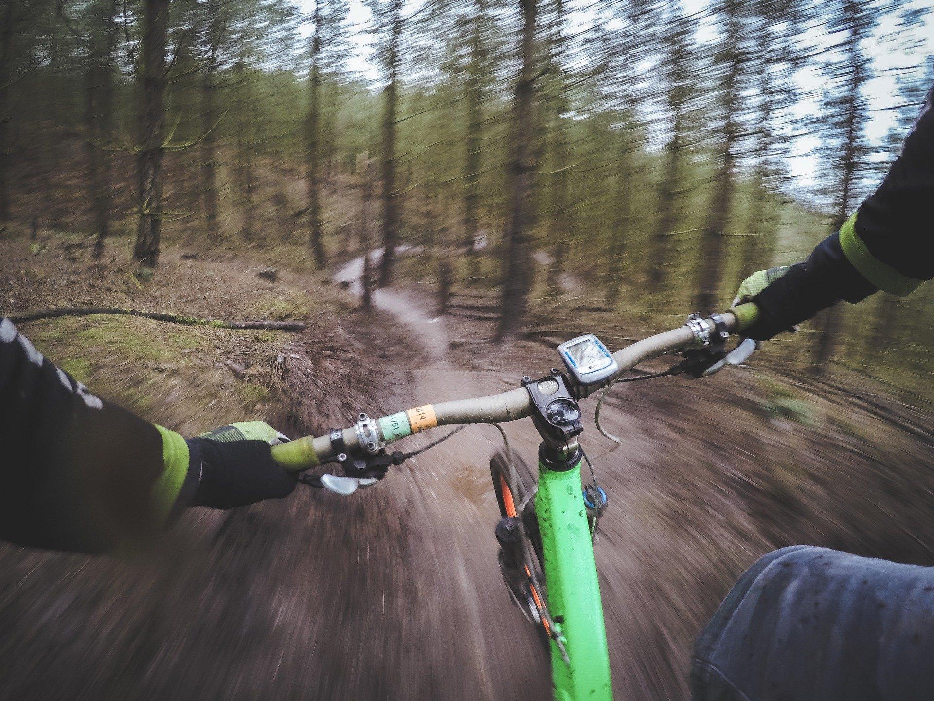 mountain-biking-1210066_1920