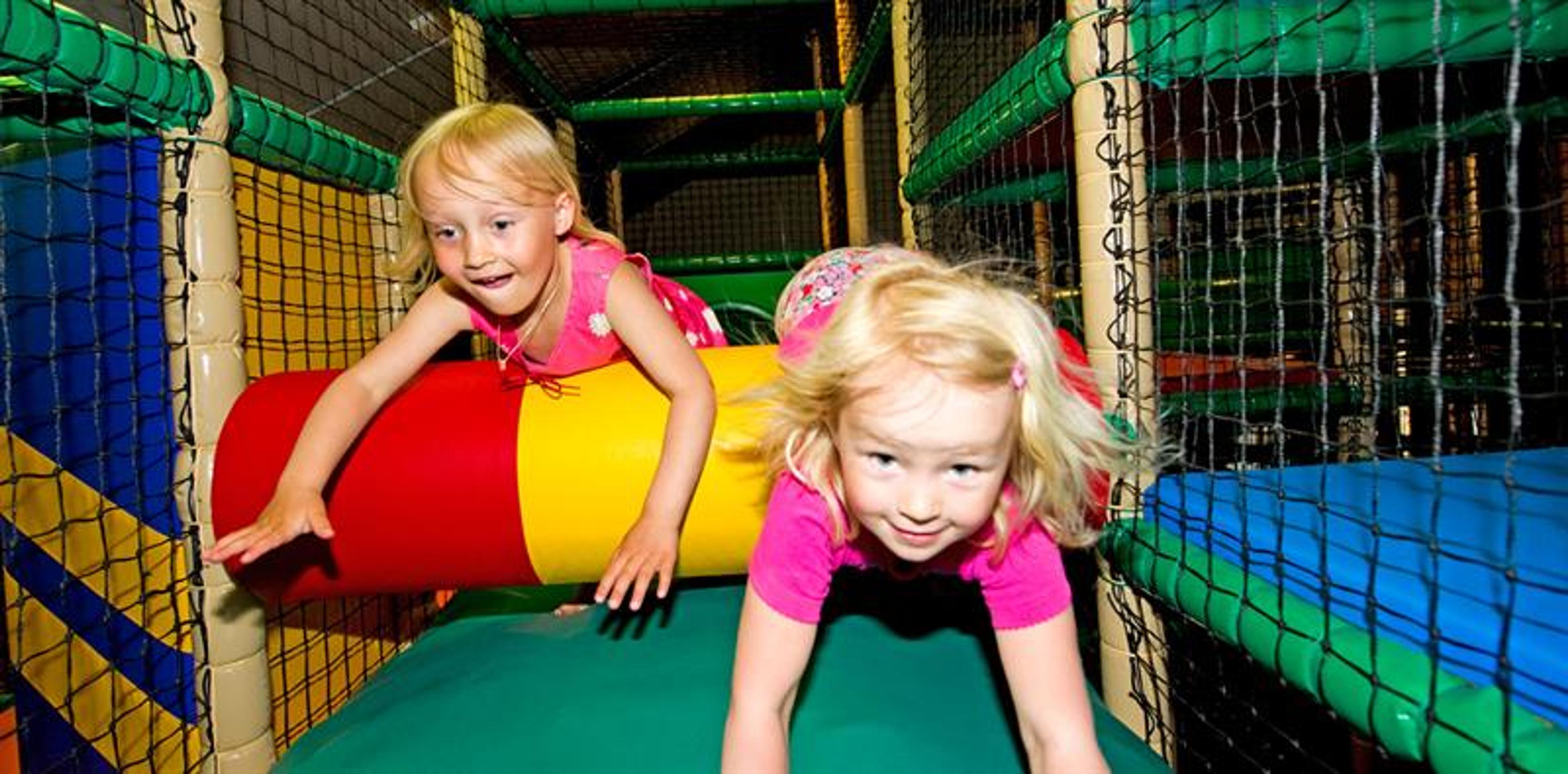 To jenter leker i barnerommet.