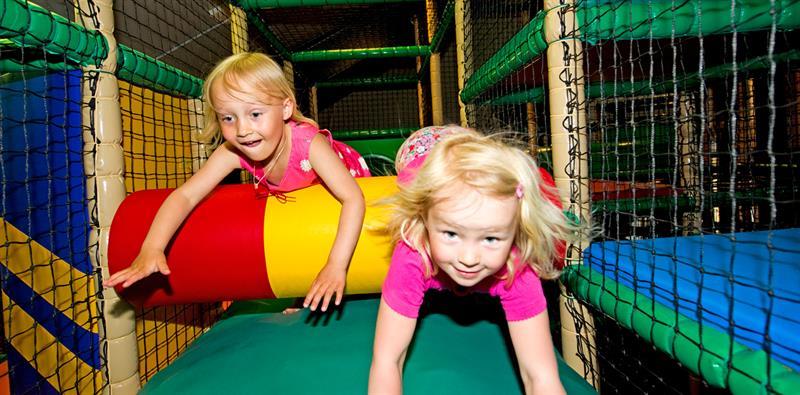 To jenter leker i barnerommet.