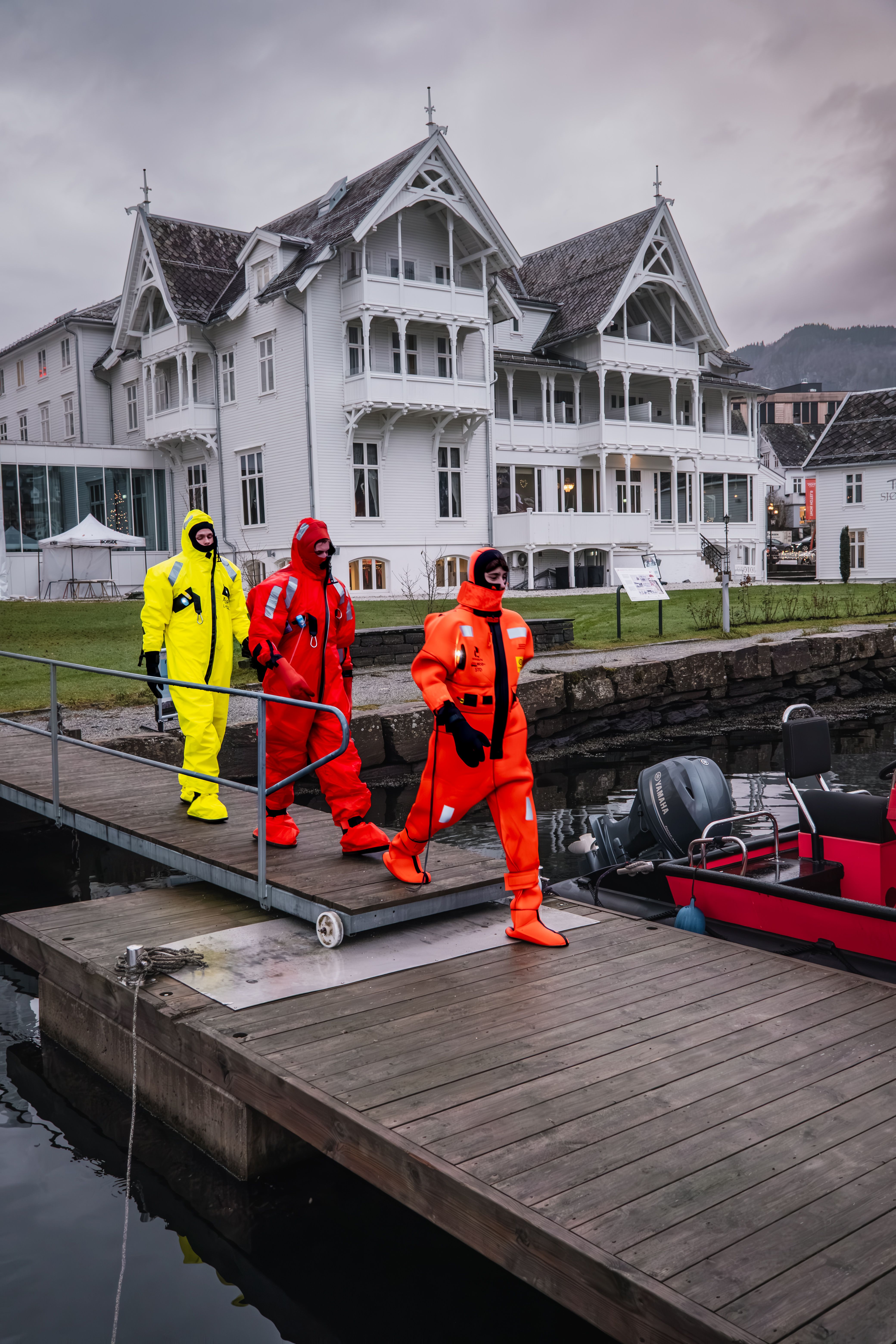Personer går ned til fjorden under Fjord floating Hardanger i Norheimsund