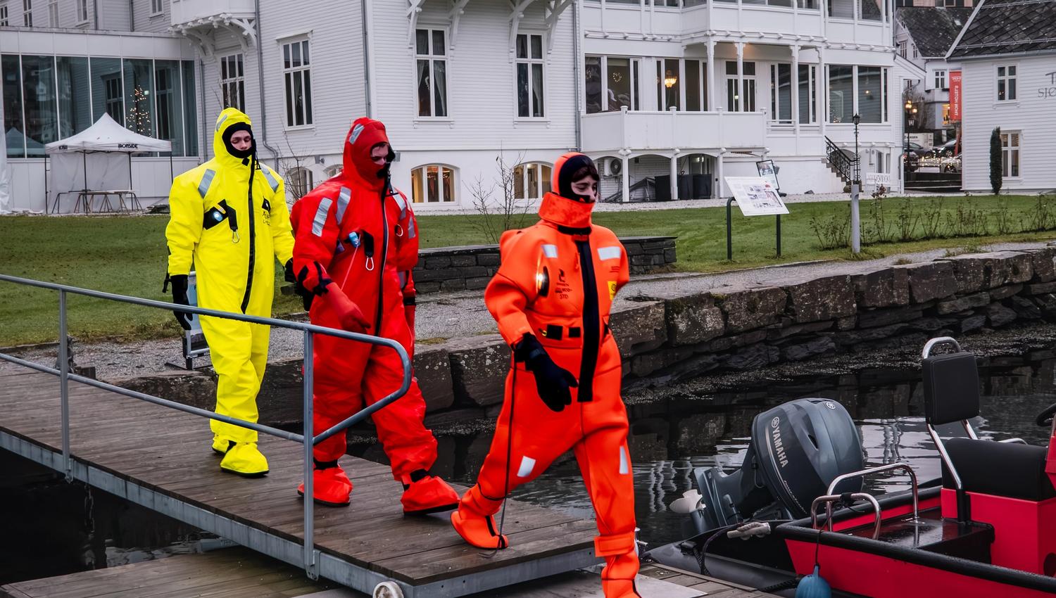 Personer går ned til fjorden under Fjord floating Hardanger i Norheimsund