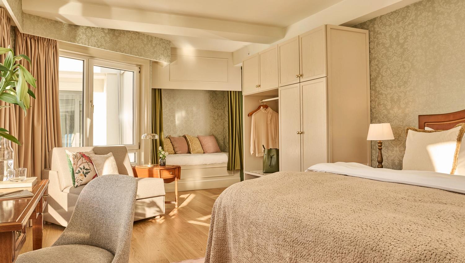 Lyst og innbydande hotellrom med elegante detaljar på Hotel Ullensvang i Lofthus.