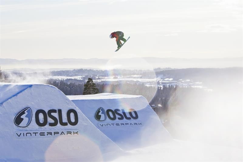 snowboarder på en halfpipe