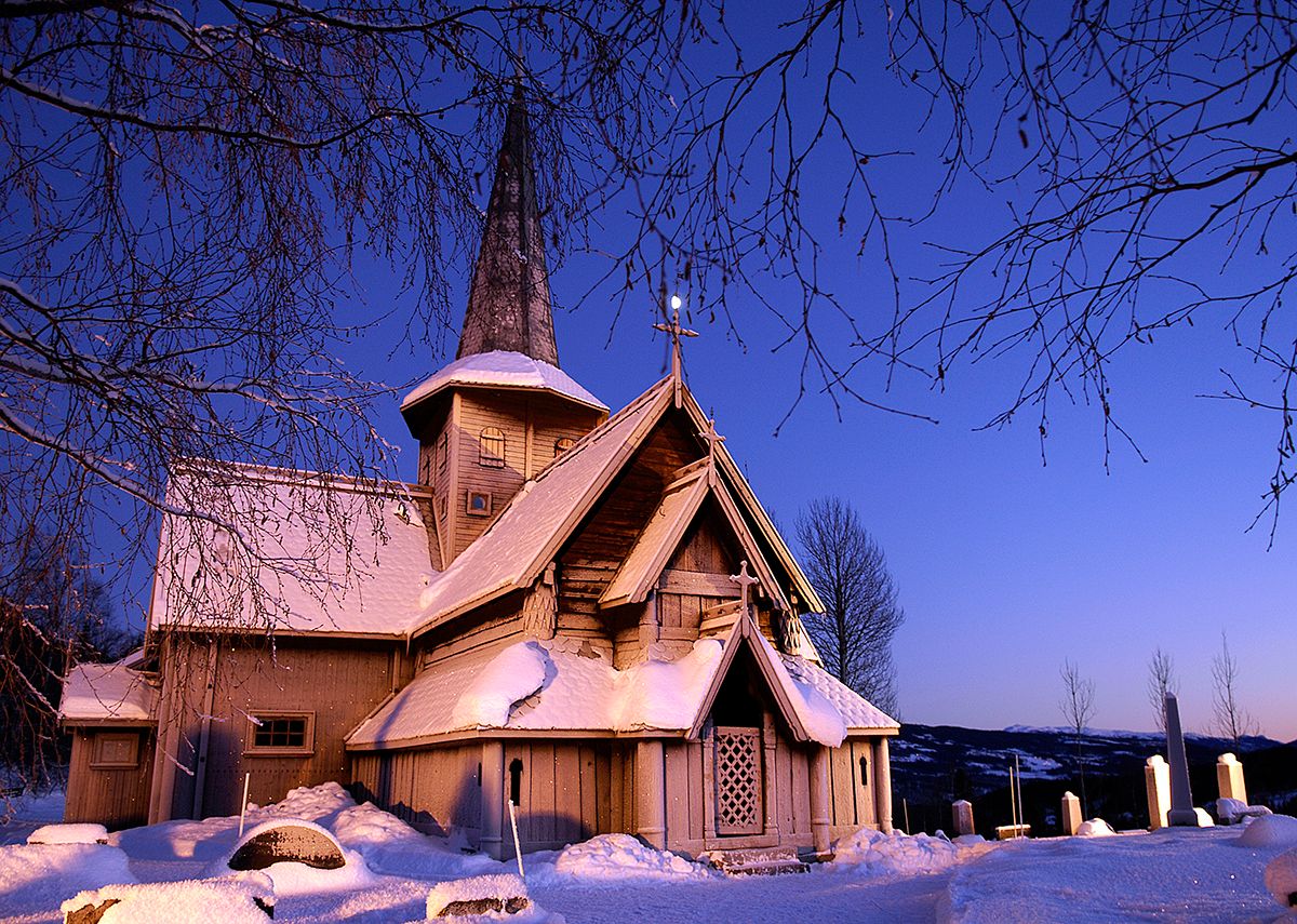 Hedalen stavkirke en kald vinterdag.