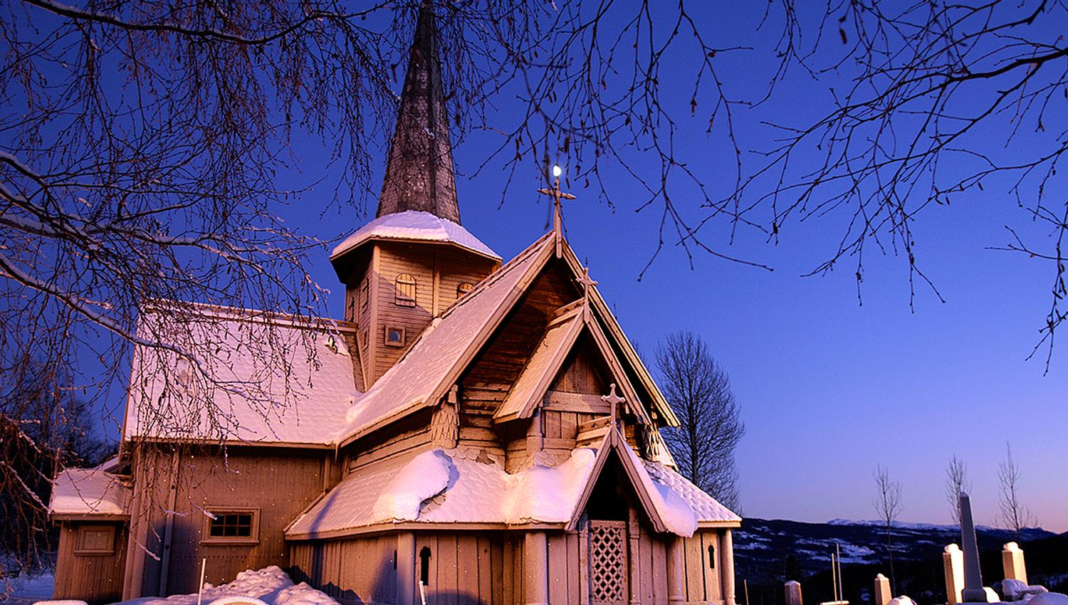 Hedalen stavkirke en kald vinterdag.