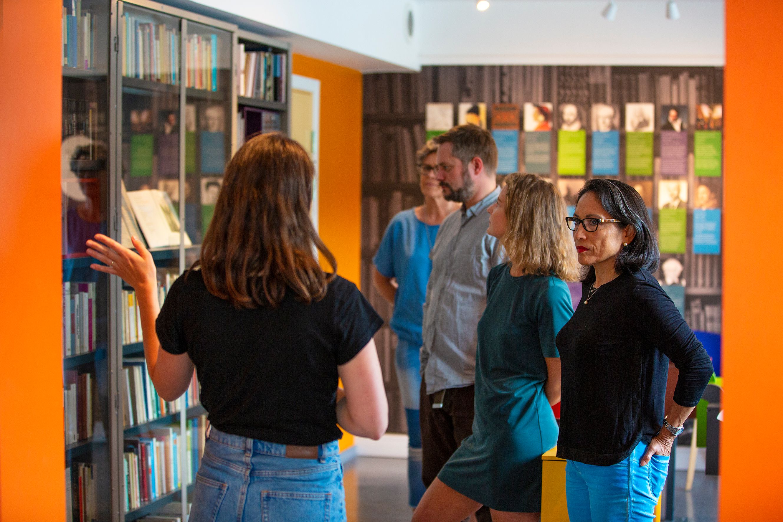 Guiding ved Haugesenteret, der besøkande får innsikt i Hauge sitt liv og forfatterskap gjennom utstillingsbiblioteket.