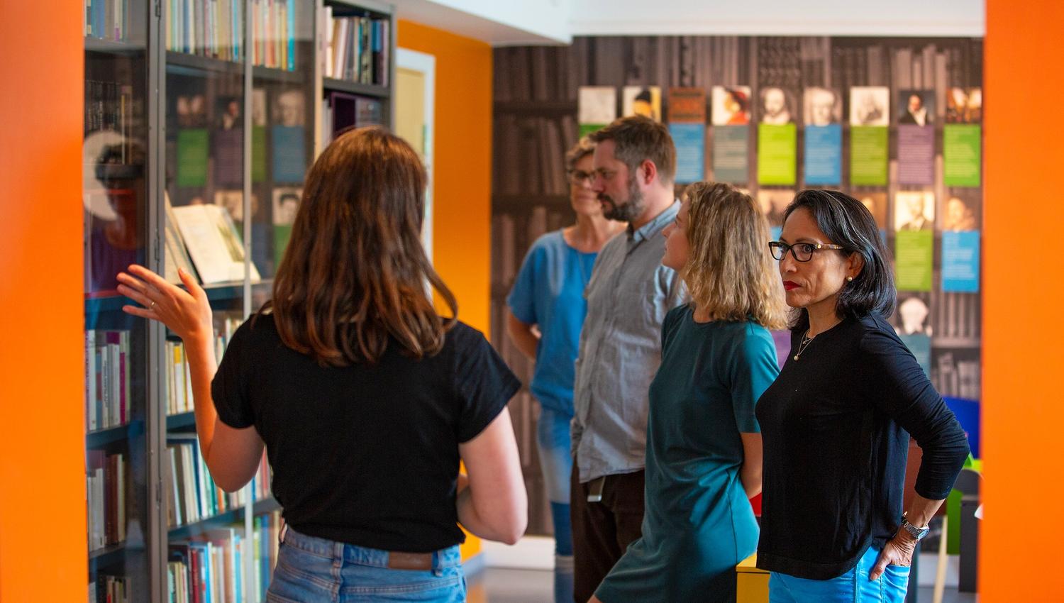 Guiding ved Haugesenteret, der besøkande får innsikt i Hauge sitt liv og forfatterskap gjennom utstillingsbiblioteket.