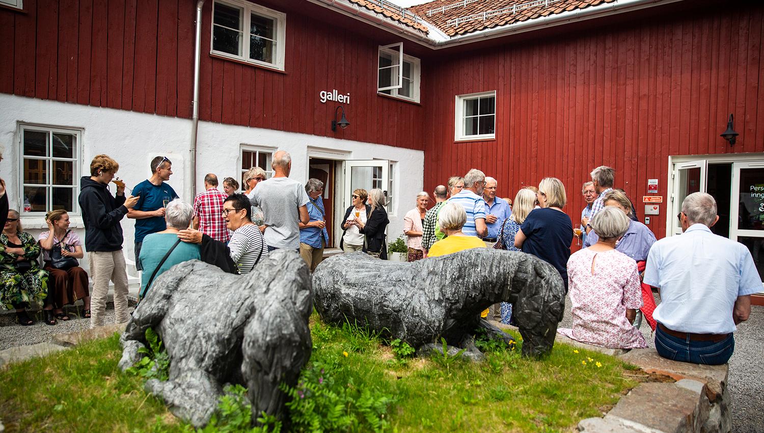 På Glasslåven arrangeres også konserter, kunstnersamtaler og forestillinger. Omvisninger kan bestilles på forhånd.